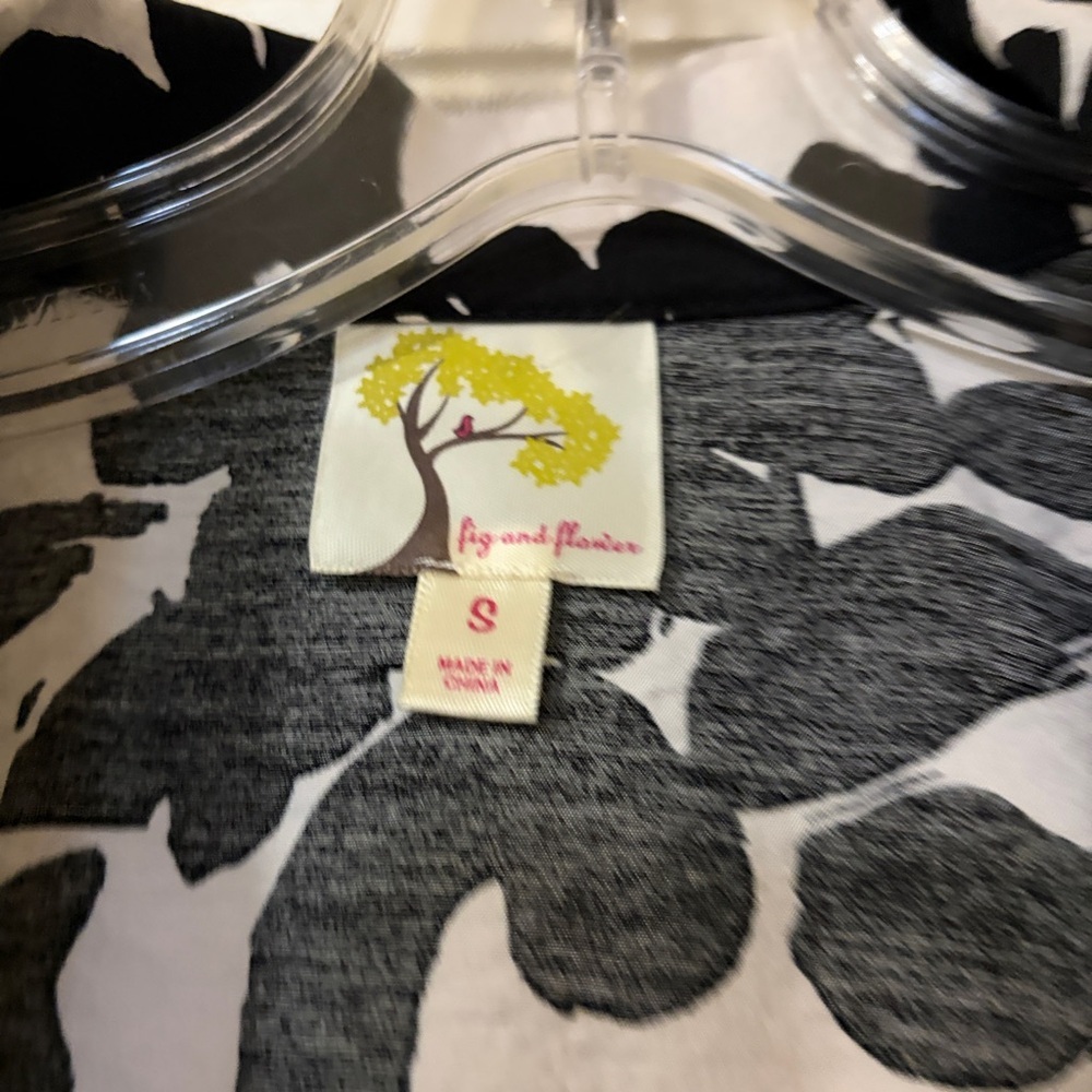 Black and White Fig and Flower Blouse - Picture 6 of 11